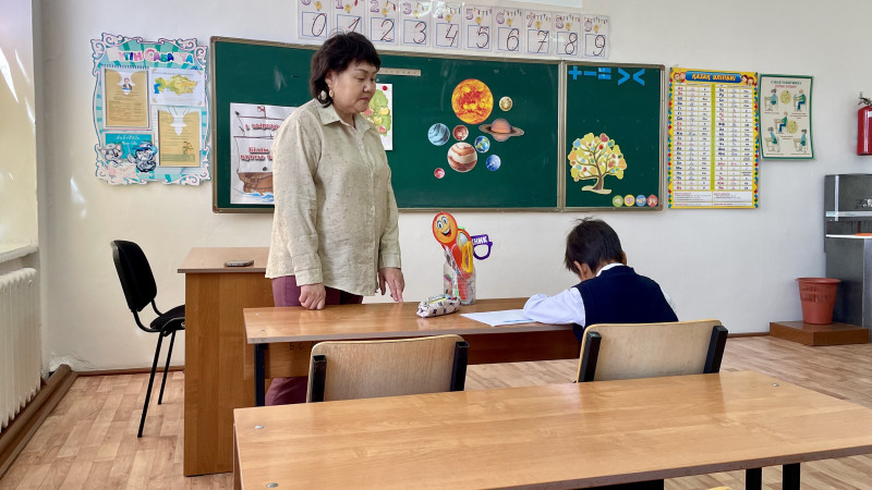 В небольших селах Казахстана существует проблема недостатка учеников, что ведет к закрытию школ и переходу на дистанционное обучение. В то же время, в больших городах наблюдается проблема переполненных школ, которые вынуждены работать в три смены. Эта сит