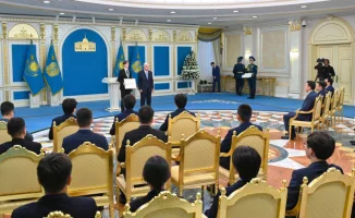 Токаев благодарит учителей на встрече с победителями международных олимпиад