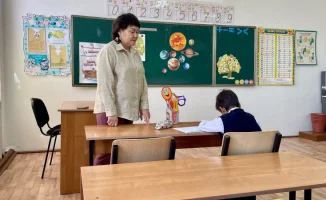 В небольших селах Казахстана существует проблема недостатка учеников, что ведет к закрытию школ и переходу на дистанционное обучение. В то же время, в больших городах наблюдается проблема переполненных школ, которые вынуждены работать в три смены. Эта сит