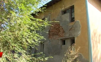 Общежитие-руина: жильцы под Алматы просят спасения от гниющей стены и обрушивающегося потолка