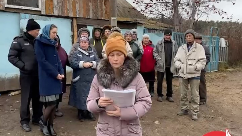 В Щучинске власти отобрали четверых детей у приемной матери: соседи поддерживают женщину