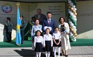 Аким Алматы Дархан Сатыбалды поздравил школьников с Днем знаний в новой школе, подчеркивая важность образования и стремление города к улучшению условий для обучения.