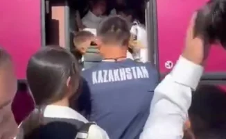 Школьники Алматы штурмуют переполненные автобусы: проблемы с транспортом в Жибек жолы