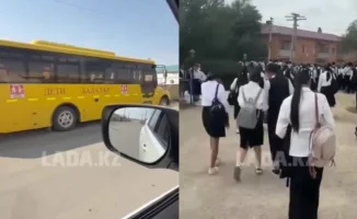 Критическая ситуация с перевозкой школьников в Шетпе: Давка и обмороки на пути в школу