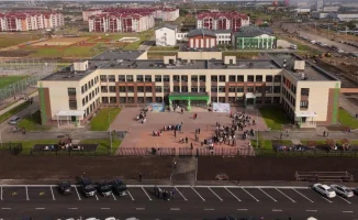 В Петропавловске открыли новую школу в микрорайоне Береке, которая вмещает 600 учащихся. Это образовательное учреждение было построено в рамках национального проекта "Келешек мектептері", что демонстрирует активные усилия по улучшению образовательной инфр