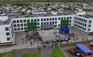 В Семее в поселке Водный открылась новая школа на 600 мест в рамках проекта 'Келешек мектептері'. Церемония открытия прошла с участием местных властей и представителей образования, что подчеркивает важность данного события для развития региона.