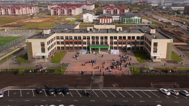 В Петропавловске открыли новую школу в микрорайоне Береке, которая вмещает 600 учащихся. Это образовательное учреждение было построено в рамках национального проекта "Келешек мектептері", что демонстрирует активные усилия по улучшению образовательной инфр