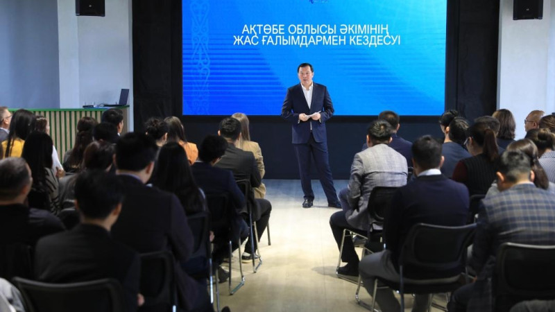 Аким Актюбинской области Асхат Шахаров встретился с молодыми учеными и исследователями для обсуждения усиления поддержки научной деятельности в регионе.