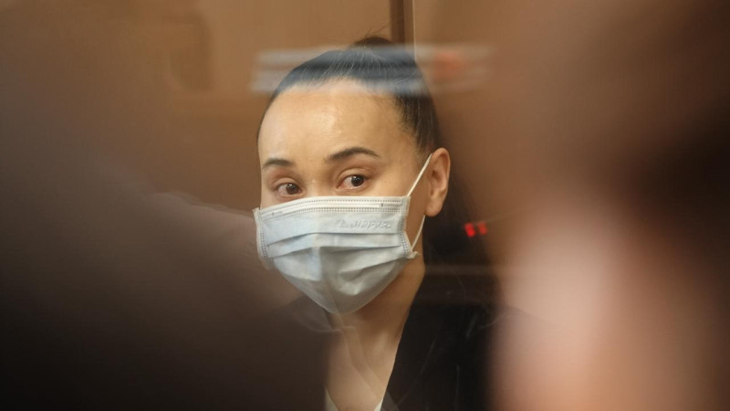 Заместитель подтвердил, что осужденная Перизат Кайрат пройдет обучение в колонии, однако вопрос о возможности ее этапирования в одну колонию с матерью, Гайни Алашбаевой, остается открытым.