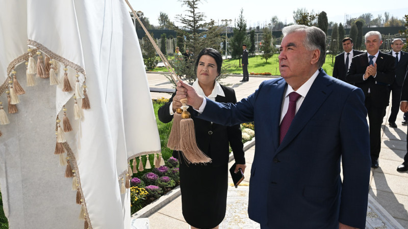 Президент Таджикистана Эмомали Рахмон открыл новую школу в его родном посёлке, названную в его честь, сообщает пресс-служба. Это событие подчеркивает значимость образовательных инициатив в стране.