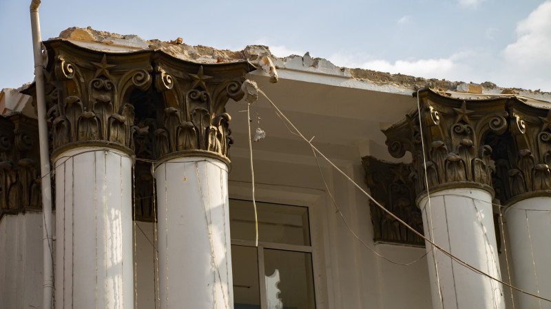 Реконструкция школы-гимназии № 56 в Алматы: жители обеспокоены разрушением фасада, а акимат утверждает, что беспокоиться не о чем