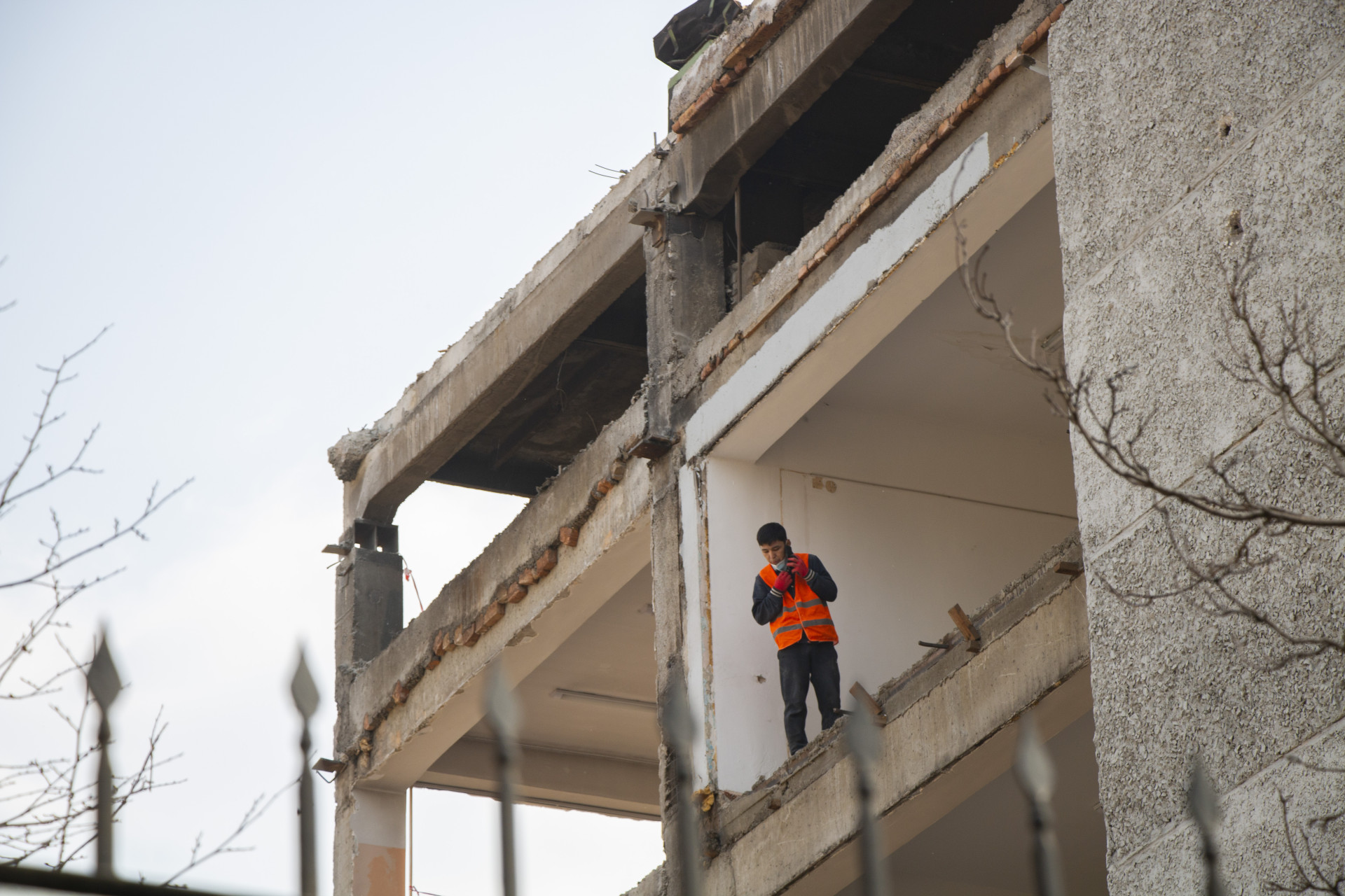 Рабочий в разобранном блоке школы-гимназии №56 в Алматы