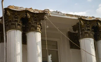 Реконструкция школы-гимназии № 56 в Алматы: жители обеспокоены разрушением фасада, а акимат утверждает, что беспокоиться не о чем