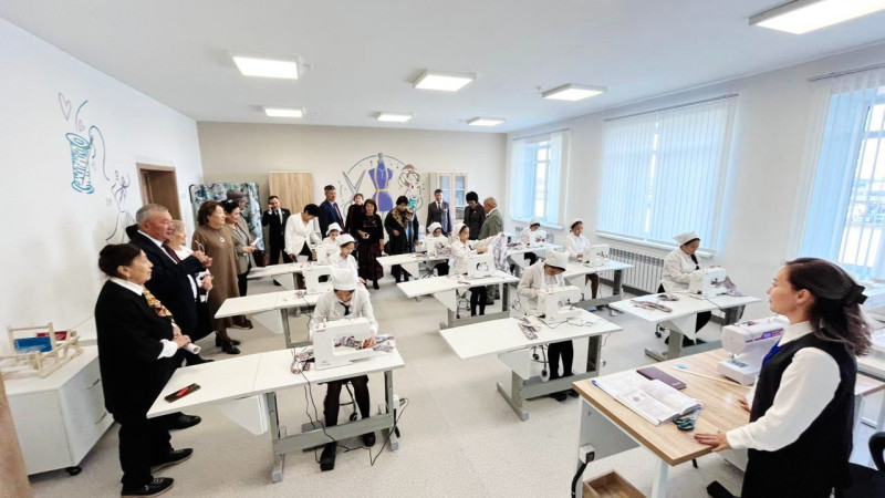 В Аягозе состоялся день открытых дверей в новой средней школе №11 "Келешек мектеп". Мероприятие прошло в необычном формате под названием "Школа будущего – безбарьерная", привлекая внимание родителей и учеников, и позволило всем ознакомиться с новыми услов