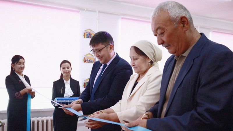 Компания 'Аралтұз' передала цифровое оборудование и мультимедийную технику в школу № 19 села Жаксыкылыш Аральского района