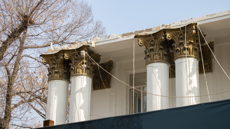 В Алматы продолжаются споры о реконструкции школы-гимназии №56, в которой, как выяснилось, работы проводились и год назад. Обсуждаются затраты на реконструкцию и необходимость текущих изменений в образовательном учреждении.