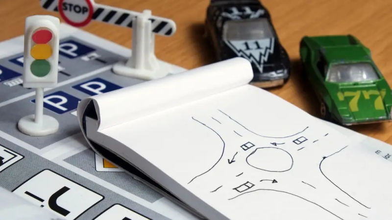 МВД Казахстана готовится к повторной выдаче разрешений на открытие автошкол, что может привести к искоренению фальшивых учебных заведений, ранее действовавших на рынке. Это изменение направлено на повышение качества водительского образования и защиту прав