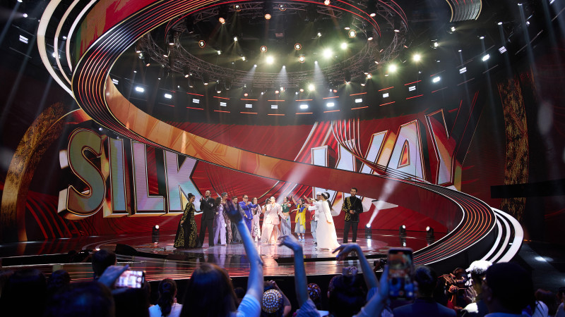 Завтра, 22 ноября, в Астане пройдет финал первого азиатского вокального мегапроекта Silk Way Star. Миллионы зрителей по всему миру смогут увидеть прямую трансляцию решающего концерта, который обещает стать ярким событием в мире музыки и шоу-бизнеса.