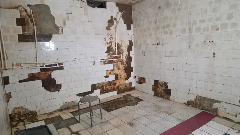 В Актобе коммунальный душ за 100 тенге: жильцы старого общежития в ловушке времени и сырости