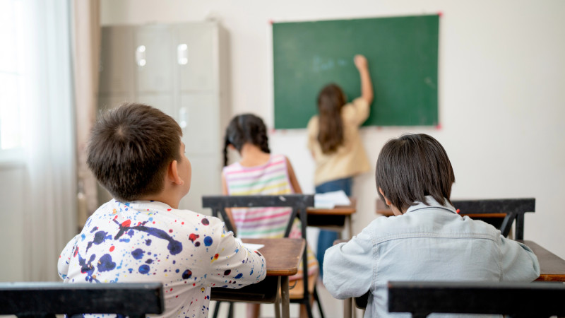 После массовых жалоб родителей на закрытие учебных классов в Астане и Алматы, скандал вокруг центра Tesla Education приобрел широкий резонанс. Учебное заведение впервые прокомментировало ситуацию, признав, что проблемы с образовательным процессом были выз