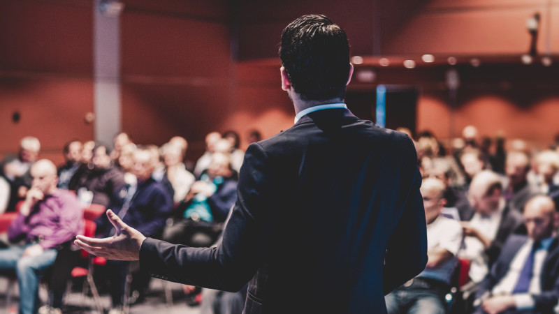 Сенатор Амангельды Есбай потребовал навести порядок среди коучей и самопровозглашённых психологов, указывая на растущее число казахстанцев, ставящихся жертвами 'лжекоучей'. Он подчеркнул важность регулирования данного сектора, чтобы защитить граждан от не