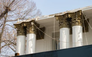 В Алматы продолжаются споры о реконструкции школы-гимназии №56, в которой, как выяснилось, работы проводились и год назад. Обсуждаются затраты на реконструкцию и необходимость текущих изменений в образовательном учреждении.