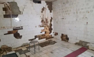 В Актобе коммунальный душ за 100 тенге: жильцы старого общежития в ловушке времени и сырости