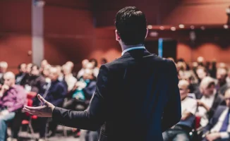 Сенатор Амангельды Есбай потребовал навести порядок среди коучей и самопровозглашённых психологов, указывая на растущее число казахстанцев, ставящихся жертвами 'лжекоучей'. Он подчеркнул важность регулирования данного сектора, чтобы защитить граждан от не