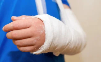 В Актобе школьник получил перелом руки после конфликта со старшеклассниками: мать заявила об избиении