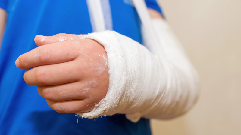 В Актобе школьник получил перелом руки после конфликта со старшеклассниками: мать заявила об избиении