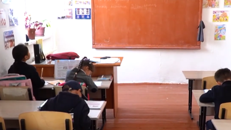 Учеба в старом жилом доме: 30 учеников и 15 педагогов в Жылыбулаке Жуалынского района Жамбылской области