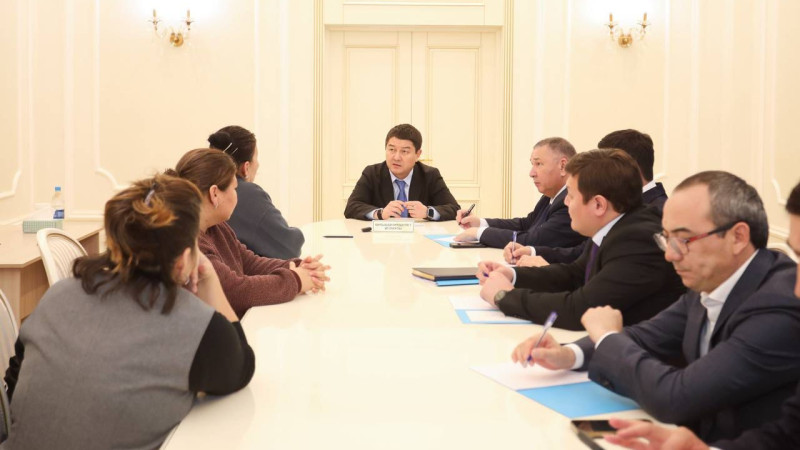 Аким Мангистауской области Нурдаулет Килыбай провёл 12-часовой личный приём граждан и отчётную встречу с жителями Актау, где обсуждались актуальные вопросы развития города.