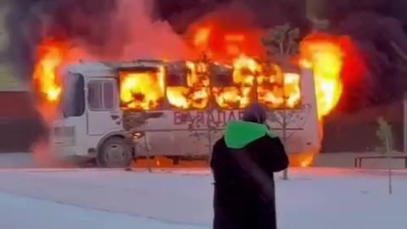 Пассажирский автобус загорелся у школы в Косшы: подробности от департамента по чрезвычайным ситуациям