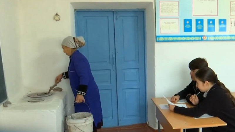 Критическое состояние школы в Акбастау: жители требуют новую школу из-за просевшего фундамента и трещин в стенах