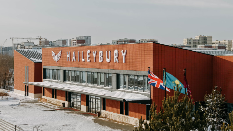 Школы адаптируются к вызовам искусственного интеллекта, обучая подростков навыкам жизни и обучения в цифровом мире.