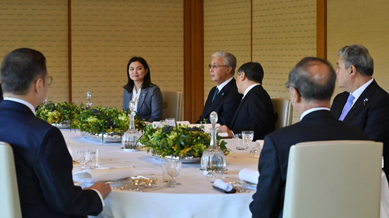 Президент Казахстана Касым-Жомарт Токаев был официально принят в Императорском дворце в Токио, где прошла церемония, сопровождаемая фотографиями и видео, опубликованными Акордой. Это мероприятие подчеркивает укрепление дипломатических отношений между Каза