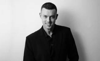 Казахстанский учитель Игорь Гноевой стал звездой TikTok, набрав миллионы просмотров благодаря своим необычным и живым урокам, разрушая стереотипы о педагогической профессии.