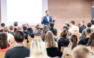 В Казахстане предложили ввести обязательную маркировку образовательного и оккультного контента в социальных сетях и на онлайн-платформах, чтобы бороться с недобросовестными обучающими курсами и услугами блогеров и "коучей". Это нововведение направлено на 