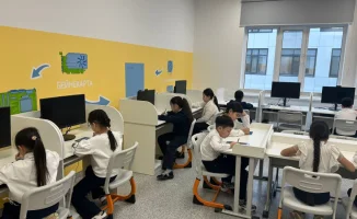 В средней школе № 109 Астаны стартовал пилотный проект по внедрению японской методики Kumon для учеников начальных классов. Программа направлена на развитие самостоятельности и глубины обучения, а также на повышение уровня успеваемости среди школьников.