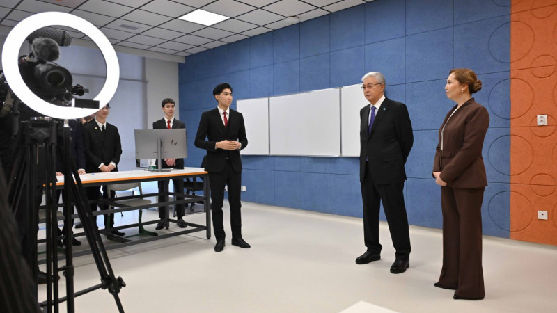 Касым-Жомарт Токаев 24 декабря посетил образовательные, производственные и социальные объекты столицы, обсуждая их развитие и важность для местного населения.