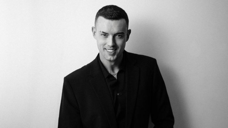 Казахстанский учитель Игорь Гноевой стал звездой TikTok, набрав миллионы просмотров благодаря своим необычным и живым урокам, разрушая стереотипы о педагогической профессии.