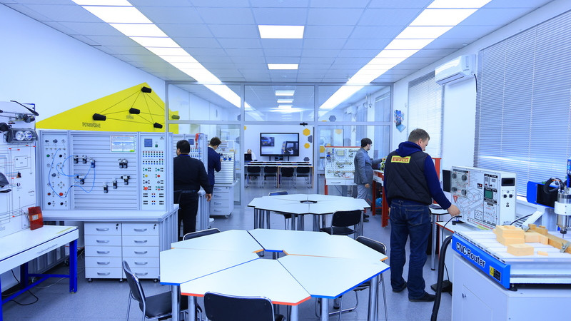 В Казахстане депутат Мажилиса Ирина Смирнова предложила сократить сроки обучения в колледжах, утверждая, что техническое и профессиональное образование требует реформ. Эта инициатива направлена на оптимизацию образовательного процесса и улучшение подготов