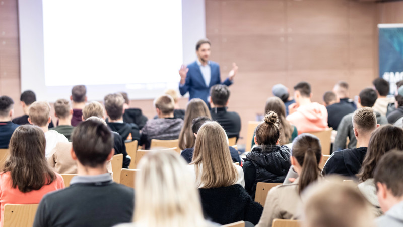 В Казахстане предложили ввести обязательную маркировку образовательного и оккультного контента в социальных сетях и на онлайн-платформах, чтобы бороться с недобросовестными обучающими курсами и услугами блогеров и "коучей". Это нововведение направлено на
