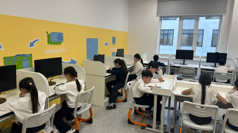 В средней школе № 109 Астаны стартовал пилотный проект по внедрению японской методики Kumon для учеников начальных классов. Программа направлена на развитие самостоятельности и глубины обучения, а также на повышение уровня успеваемости среди школьников.