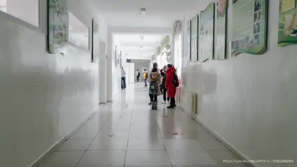 Полицейские дежурят в школах Алматы после угроз нападения: Образовательный процесс под охраной