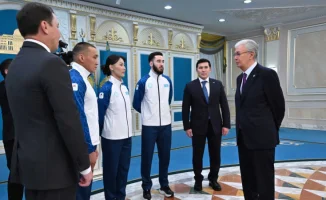 Токаев вручил флаг знаменосцам олимпийской и паралимпийской команд Казахстана на зимнюю Олимпиаду