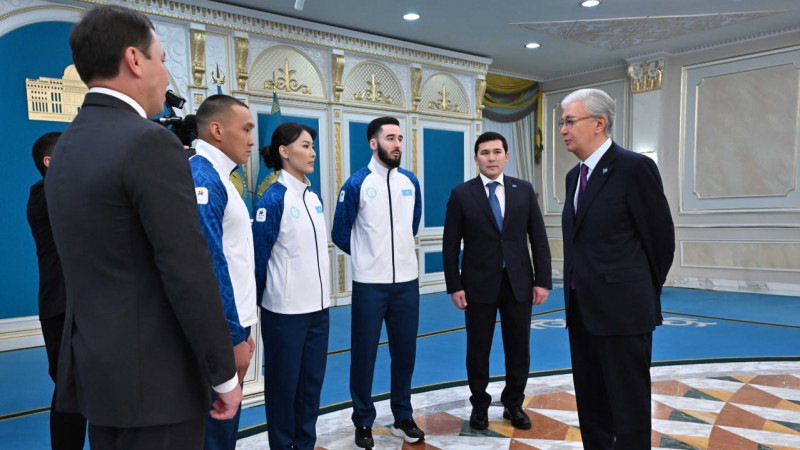 Токаев вручил флаг знаменосцам олимпийской и паралимпийской команд Казахстана на зимнюю Олимпиаду