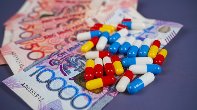 Депутат Мажилиса Айдос Сарым прокомментировал решение убрать слово 'бесплатный' из проекта новой Конституции, подчеркивая, что бесплатное образование и медицина — это миф. Он объяснил, что изменения в формулировках направлены на реализацию более современн