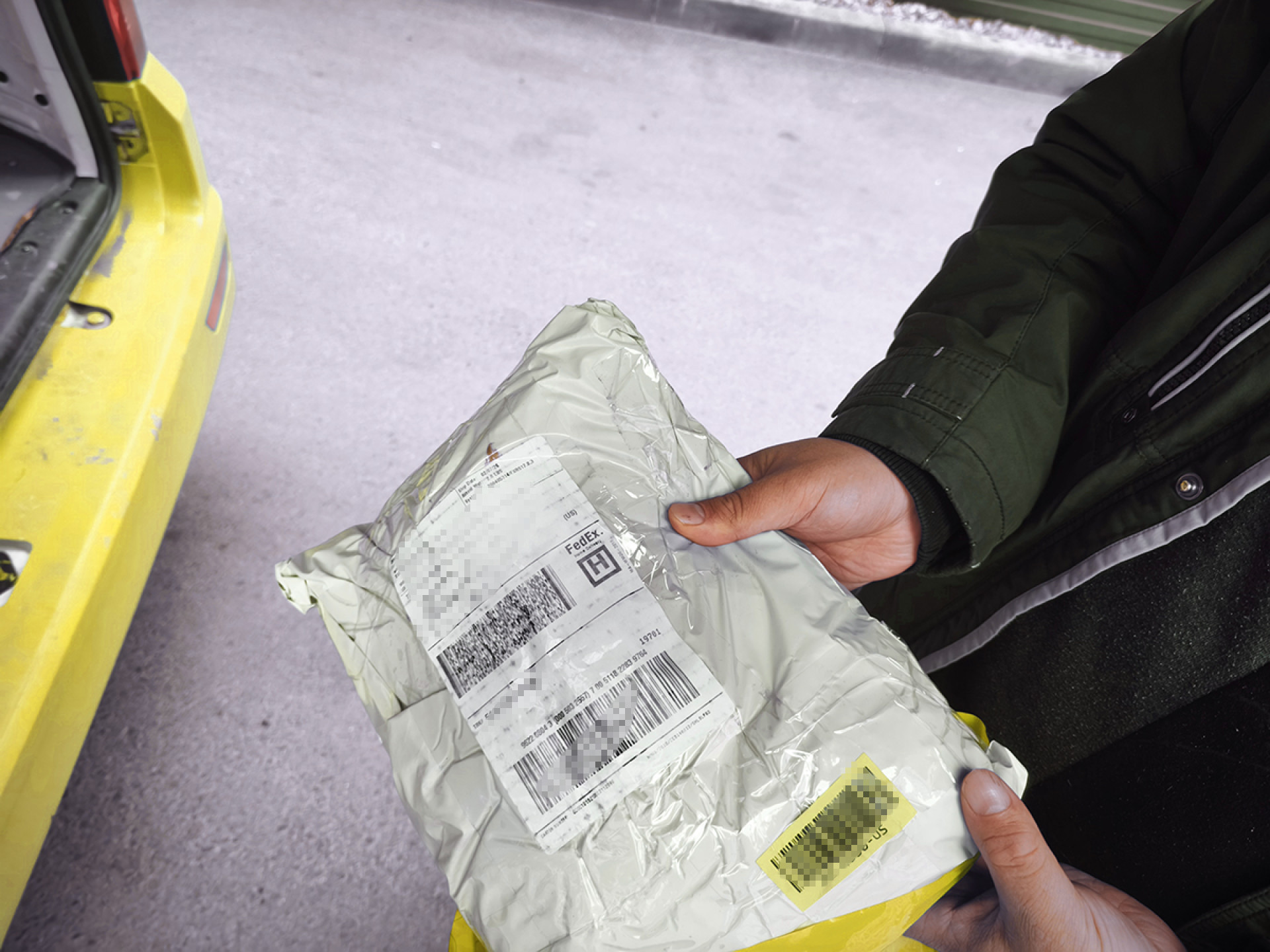 посылка и курьер