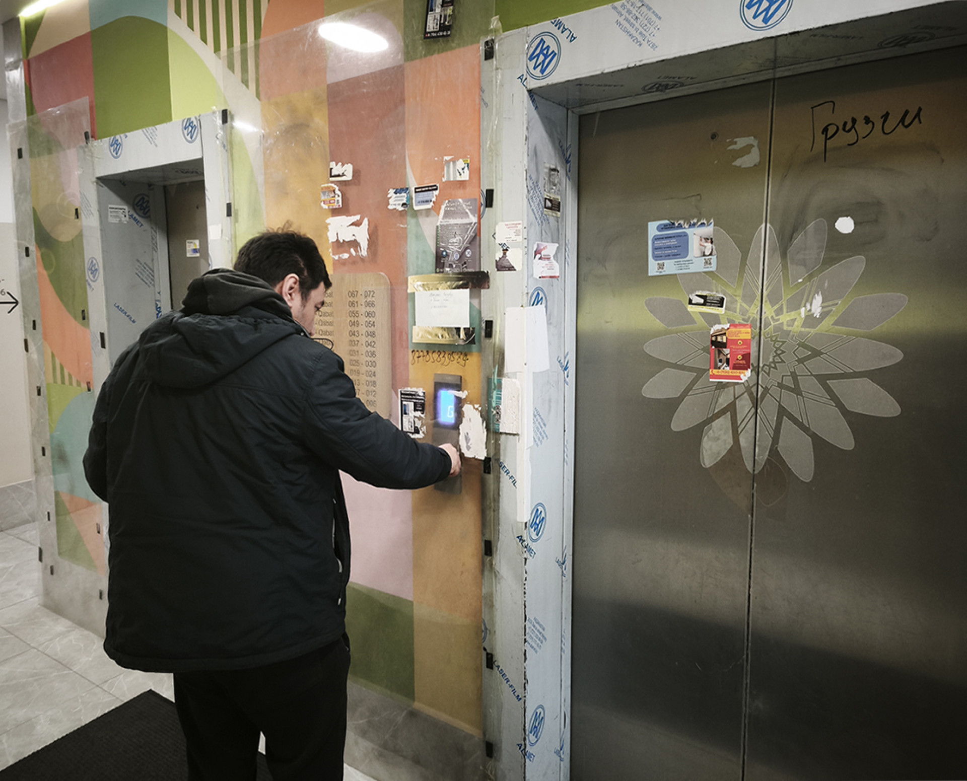 курьер около лифта